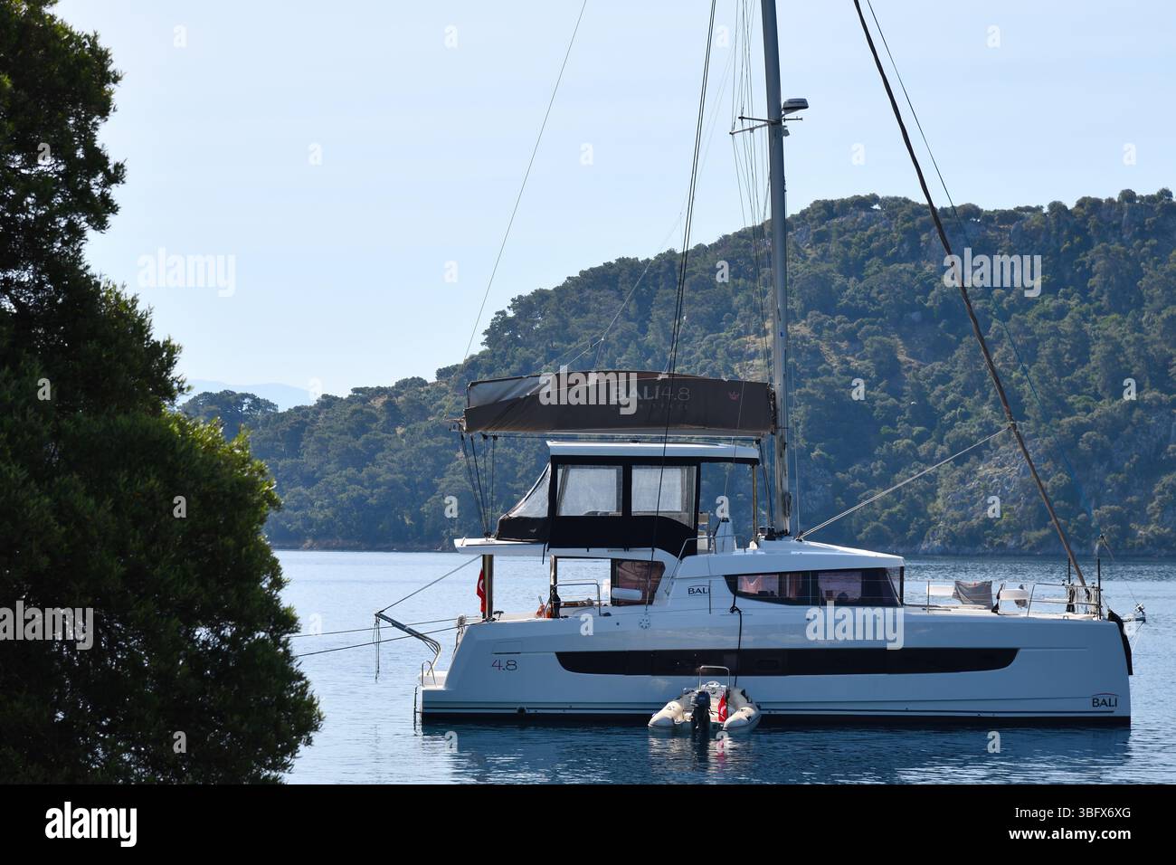 Fethiye, Turquie - 19 mai 2025 : catamaran au mouillage dans la marina Banque D'Images