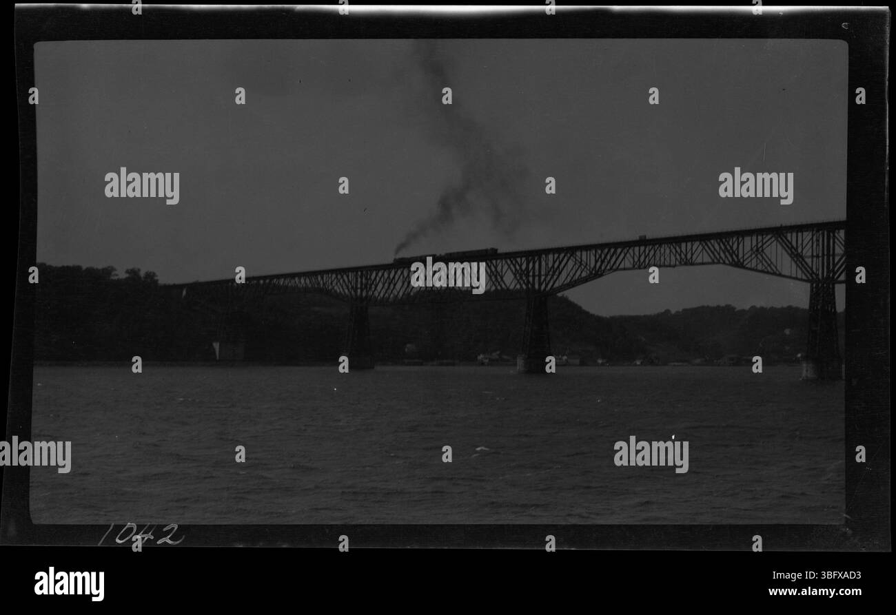 Un train traverse le Poughkeepsie Railroad Bridge, capturé lors d'une excursion en bateau sur l'Hudson River en 1913. Edmund F. Arras, un éminent homme d'affaires de Colomb, et son épouse Elizabeth se sont rendus à New York après leur tournée européenne, documentant leur voyage avec des photographies, y compris des scènes de monuments américains emblématiques. Banque D'Images