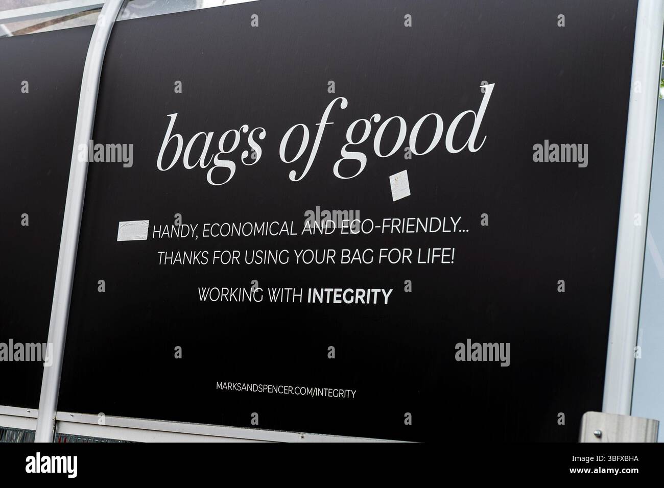 Abri de chariot de shopping à l'extérieur d'un magasin Marks and Spencer. L'abri du chariot a un panneau noir et blanc disant « sacs de bien » : sac pour la vie. Banque D'Images