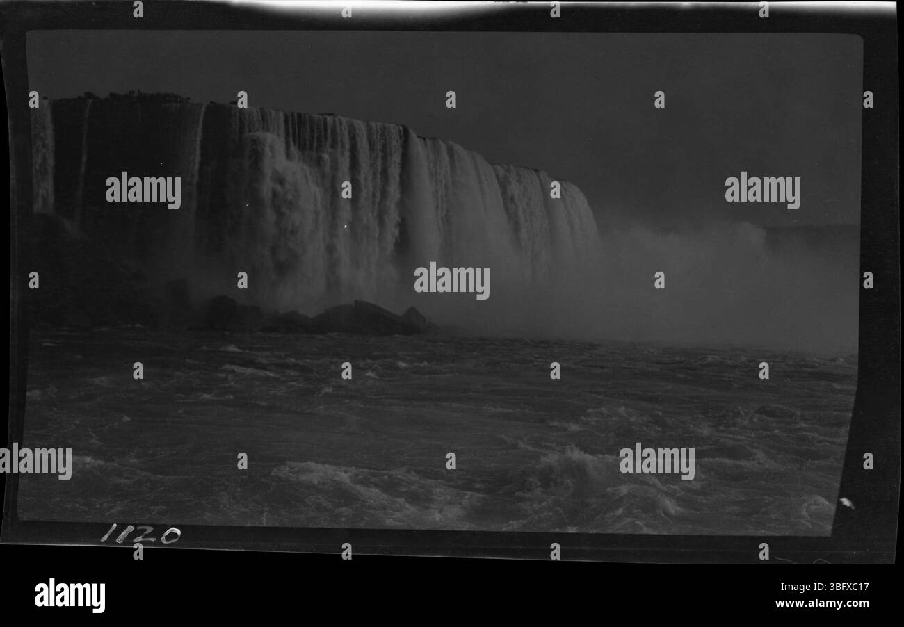 L'image représente Niagara Falls en 1913, capturée par Edmund F. Arras lors de ses voyages aux États-Unis et en Europe. La famille Arras a documenté son voyage à travers des photographies, préservant les vues des monuments emblématiques avant qu'ils ne soient plus tard touchés par la guerre. Banque D'Images