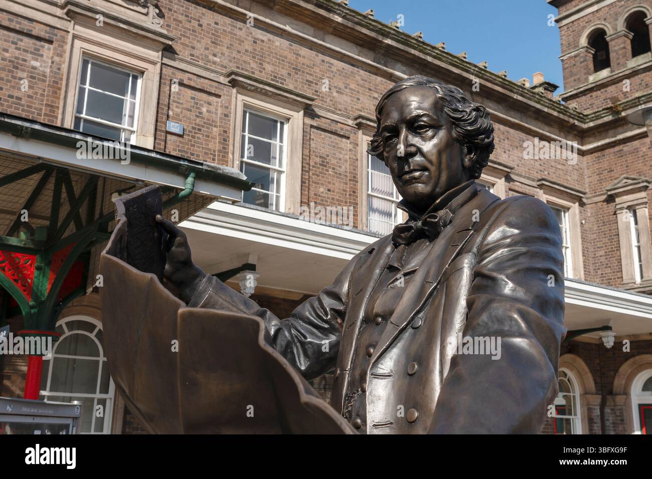 Gros plan détail d'une statue de l'ingénieur ferroviaire Thomas Brassey à l'extérieur de la gare de Chester qui est une gare qu'il a construite et aussi la ville où Banque D'Images