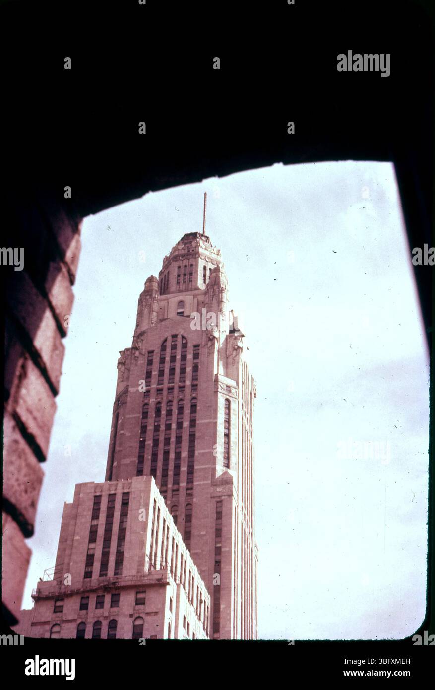 Photographie de la Lincoln Leveque Tower prise de la fenêtre du bureau de l'hôtel de ville. La tour est un élément emblématique de la skyline de Colomb. Banque D'Images