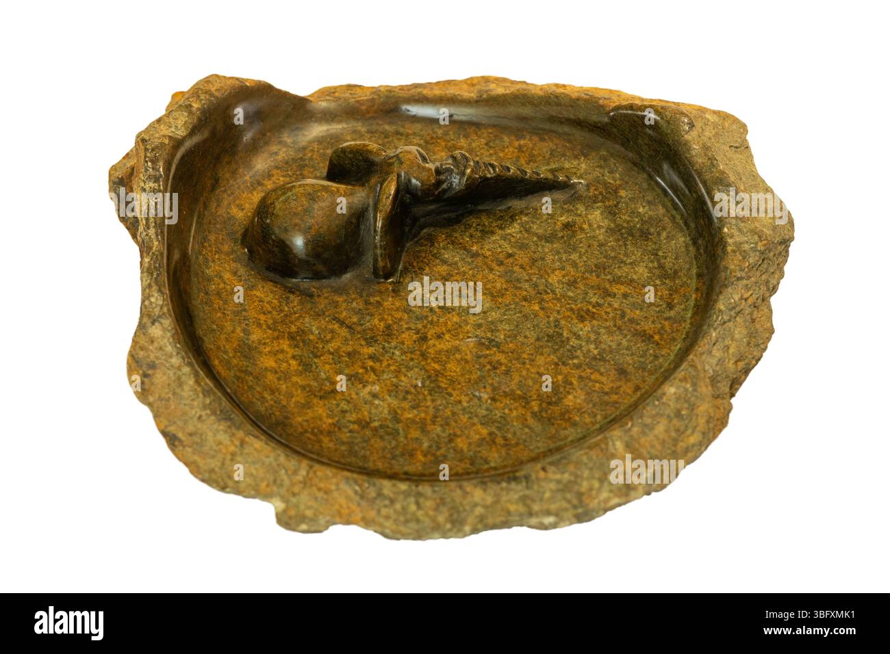 Un porte-savon traditionnel africain en pierre sculpté à la main isolé sur un fond blanc Banque D'Images