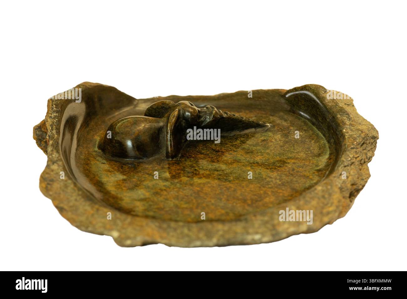 Un porte-savon traditionnel africain en pierre sculpté à la main isolé sur un fond blanc Banque D'Images