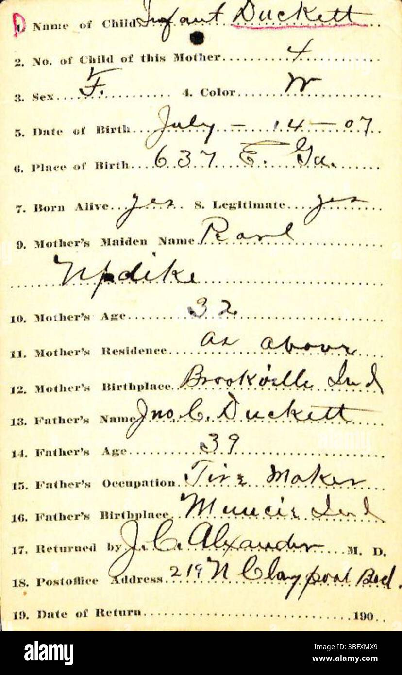 Les déclarations de naissance de 1882-1907 du comté de Marion, Indiana, pour les noms de famille commençant par 'd' ont été déposées par des médecins et des sages-femmes. Ces dossiers, utilisés pour délivrer des certificats de naissance officiels, sont stockés par ordre alphabétique par nom de famille, bien que certains puissent être mal classés en raison d'une mauvaise écriture. L'enregistrement des naissances était facultatif jusqu'en 1907, de sorte que toutes les naissances n'étaient pas enregistrées. Les certificats peuvent être obtenus auprès du département de santé du comté de Marion. Banque D'Images