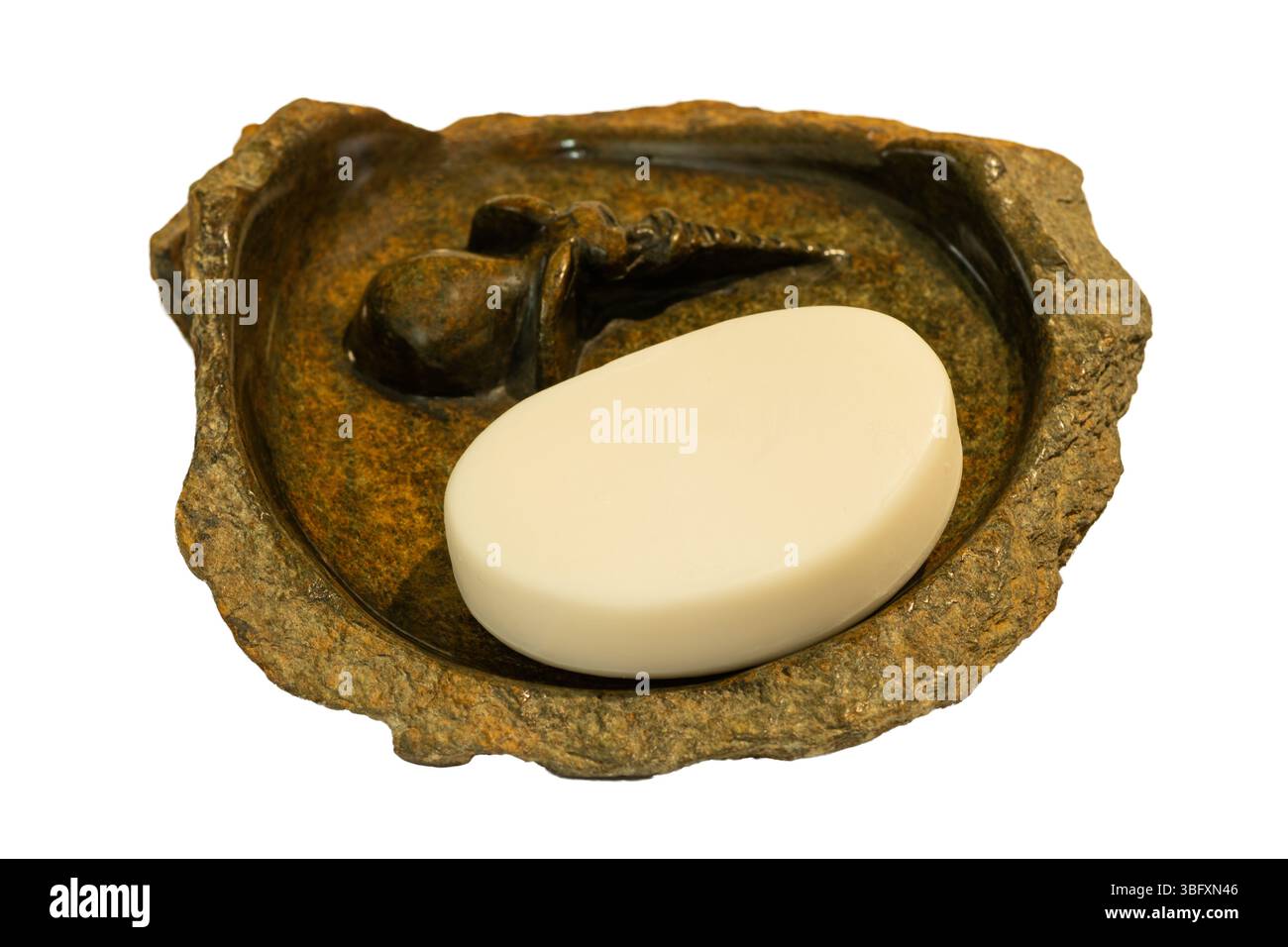 Un porte-savon traditionnel africain en pierre sculpté à la main isolé sur un fond blanc Banque D'Images