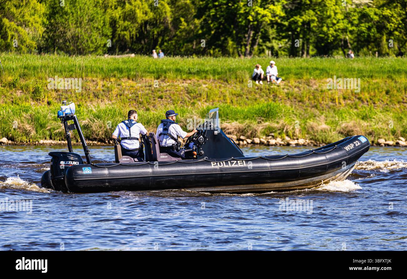 Dresde, Allemagne, 1er mai 2025 : un bateau de police allemand navigue sur l'Elbe. (Photo Andreas Haas/dieBildmanufaktur) Banque D'Images