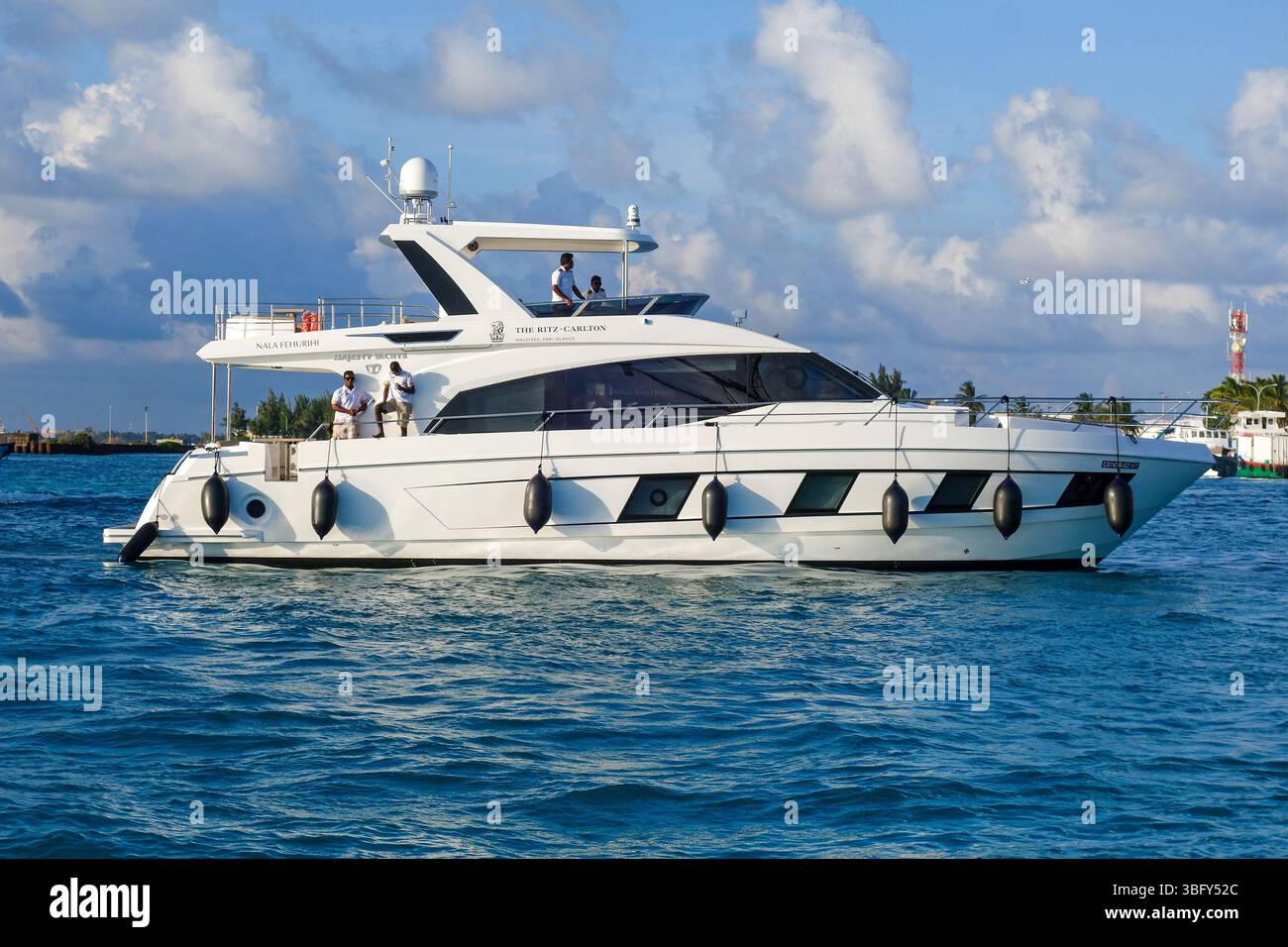 Un bateau en attente pour transférer les visiteurs vers le Ritz-Carlton Maldives, les îles Fari, Malé Harbour, Boduthakurufaanu Magu, Malé, Maldives, Océan Indien Banque D'Images