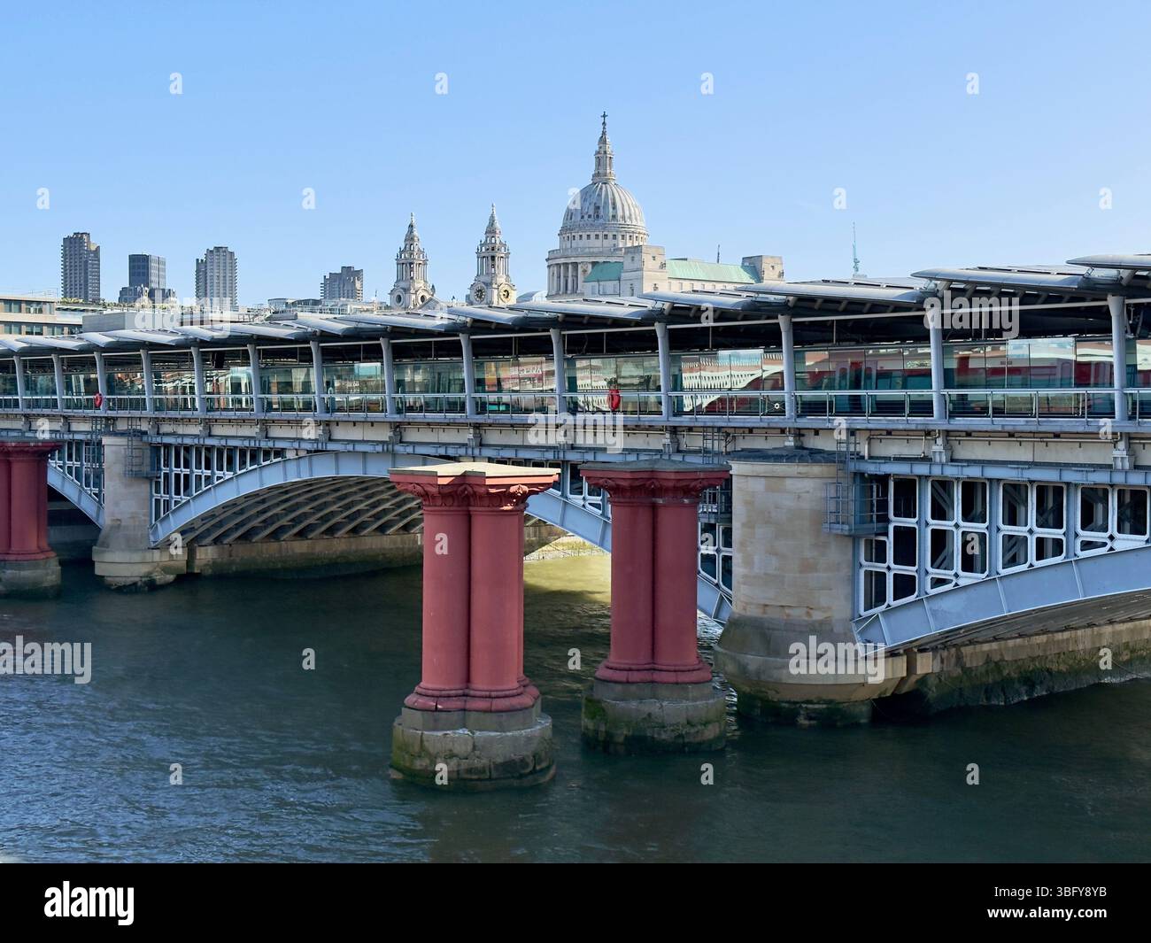 LONDRES, ANGLETERRE – 6 AVRIL 2025 : vue du pont ferroviaire Blackfriars et de la gare sur la Tamise avec la cathédrale Saint-Paul en arrière-plan. - Image de stock capturée avec un smartphone
