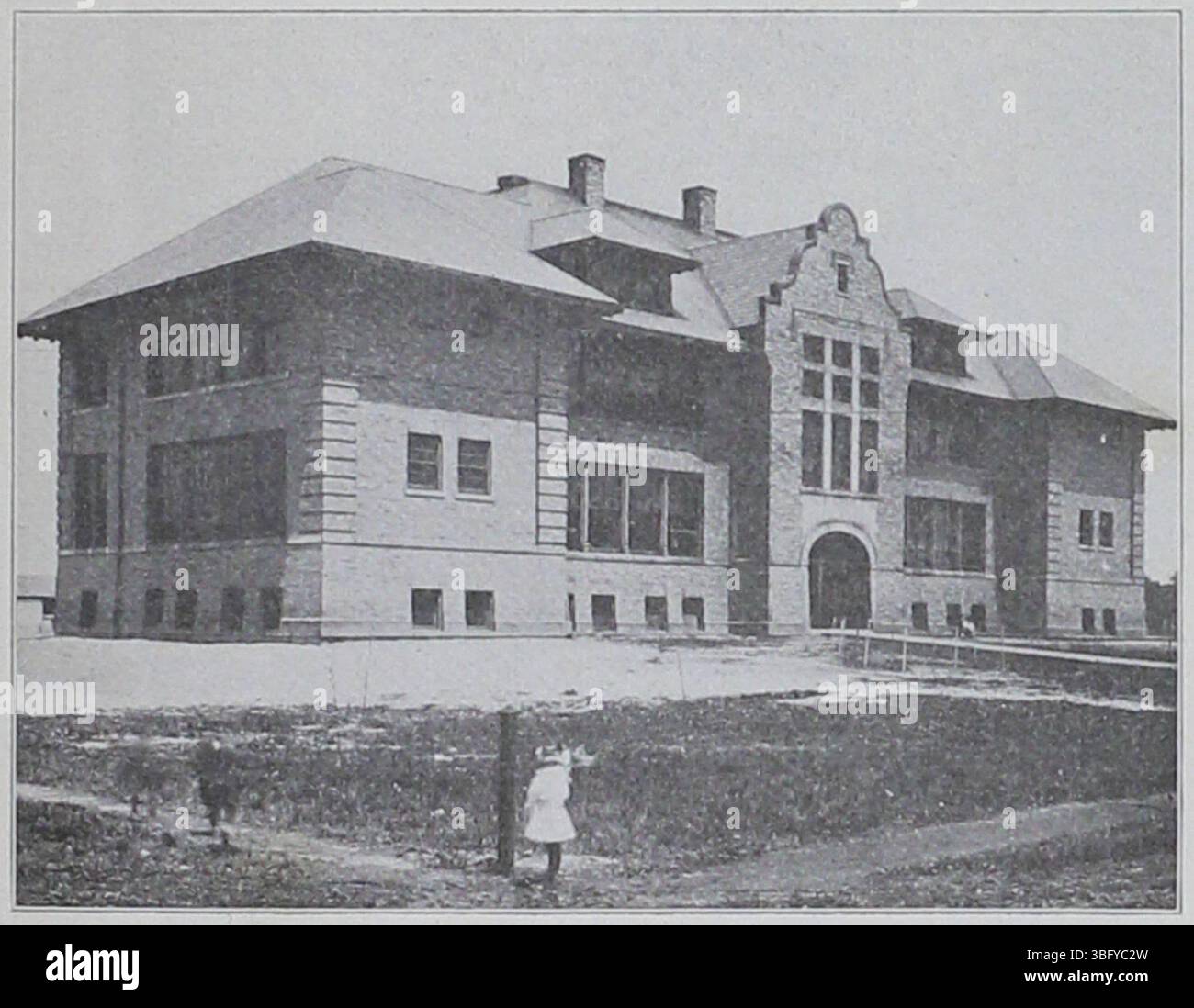 Cette photographie de 1916 montre Eleventh Avenue Elementary School à Columbus, Ohio. L'école, construite en 1906, comptait 14 enseignants et 440 élèves en 1916. Le bâtiment a été agrandi en 1923 et rénové en 1953. Il a été détruit par un incendie en 1994. Banque D'Images