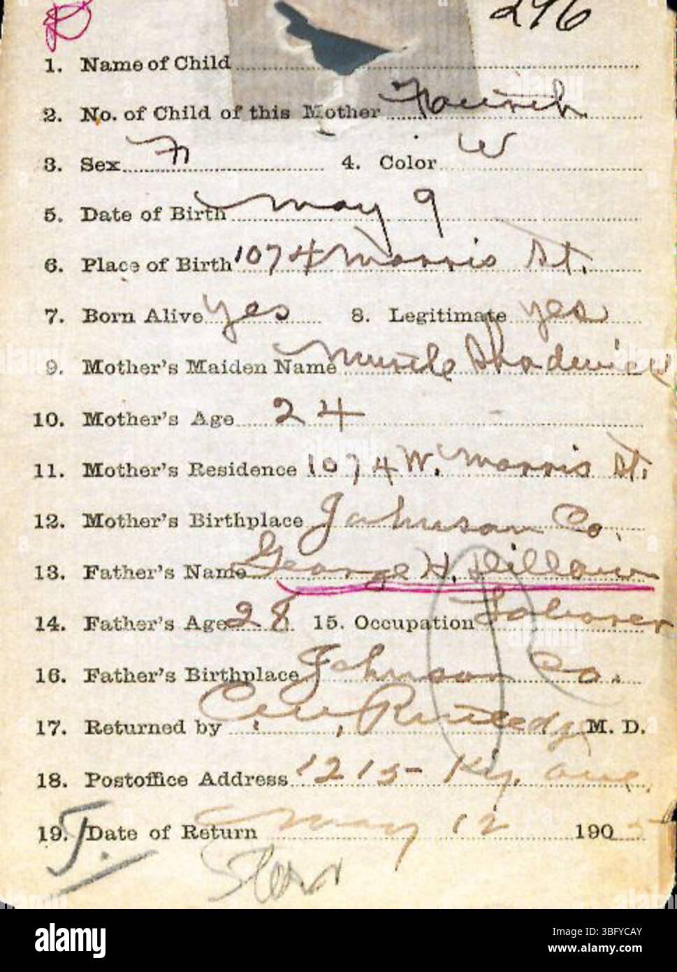 Cette série de déclarations de naissance du comté de Marion, datant de 1882-1907, a été déposée par des médecins et des sages-femmes auprès du Département de la santé. Les enregistrements de naissance sont triés par ordre alphabétique par nom de famille, bien que des erreurs occasionnelles puissent entraîner des enregistrements mal classés ou désordonnés en raison d'une écriture manuscrite illisible. Les certificats de naissance peuvent être obtenus auprès du département de santé du comté de Marion. L'enregistrement des naissances est devenu obligatoire dans l'Indiana en 1907. Banque D'Images