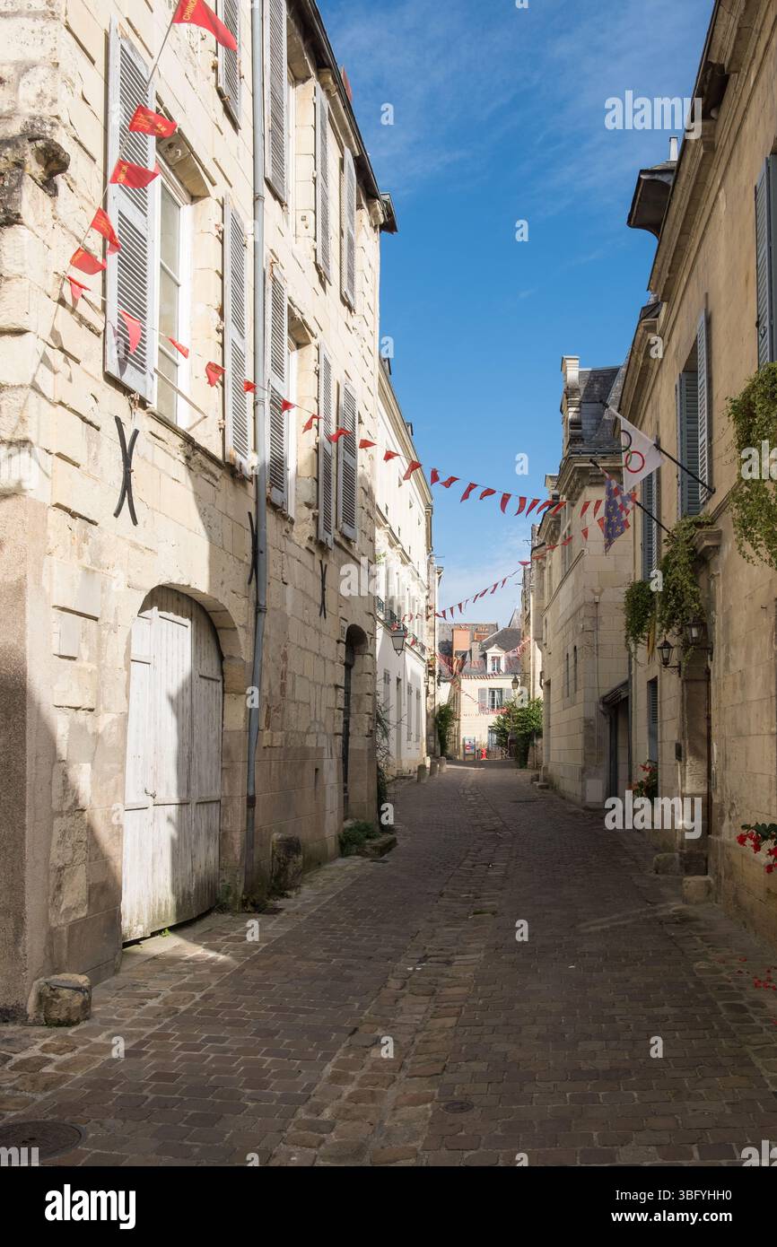 Rue étroite sans voiture dans le centre de Chinon dans la Loire, France Banque D'Images