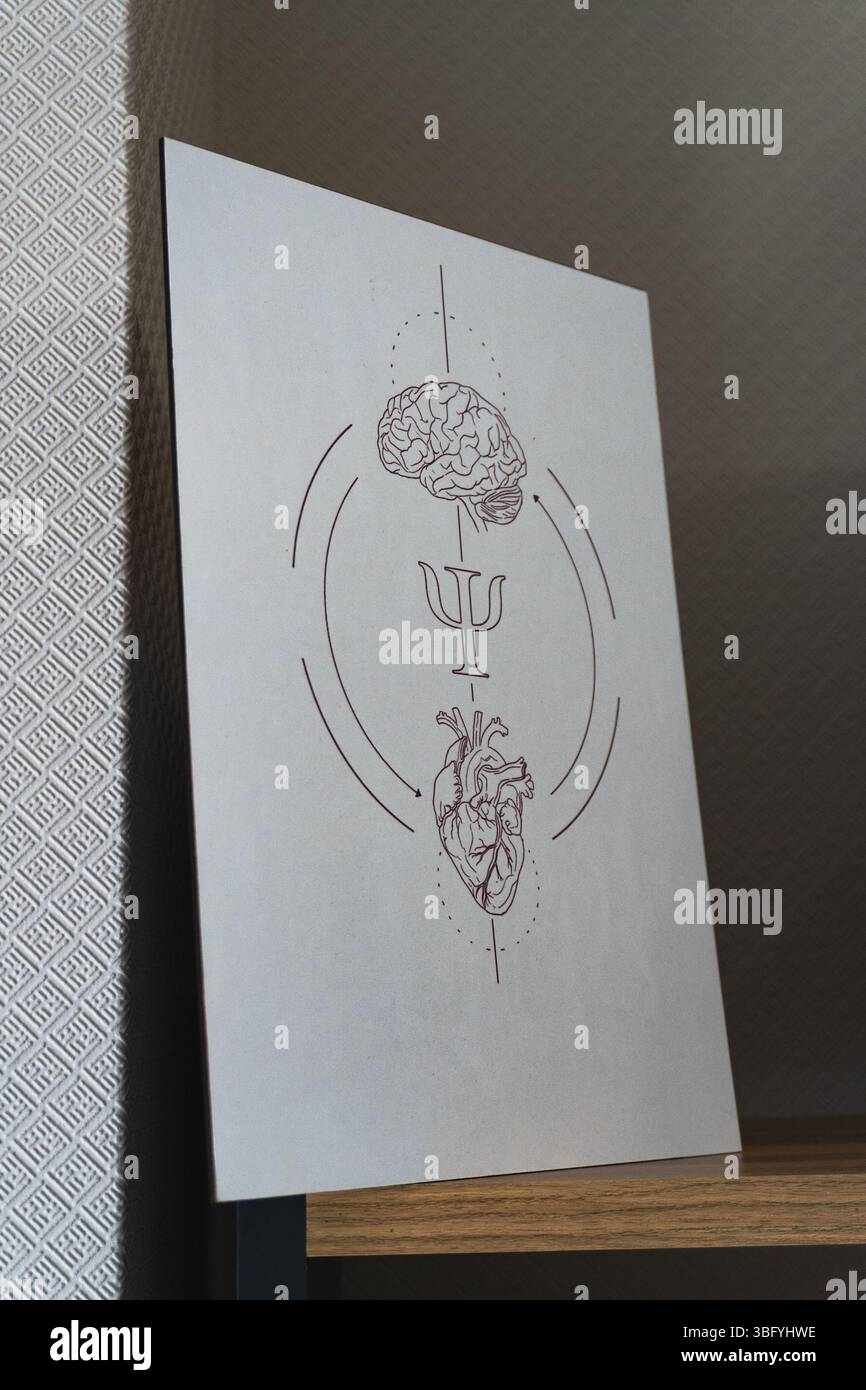 Vue rapprochée et inclinée d'une impression d'art minimaliste représentant un cerveau stylisé, la lettre grecque psi (symbole de psychologie) et un cœur Banque D'Images