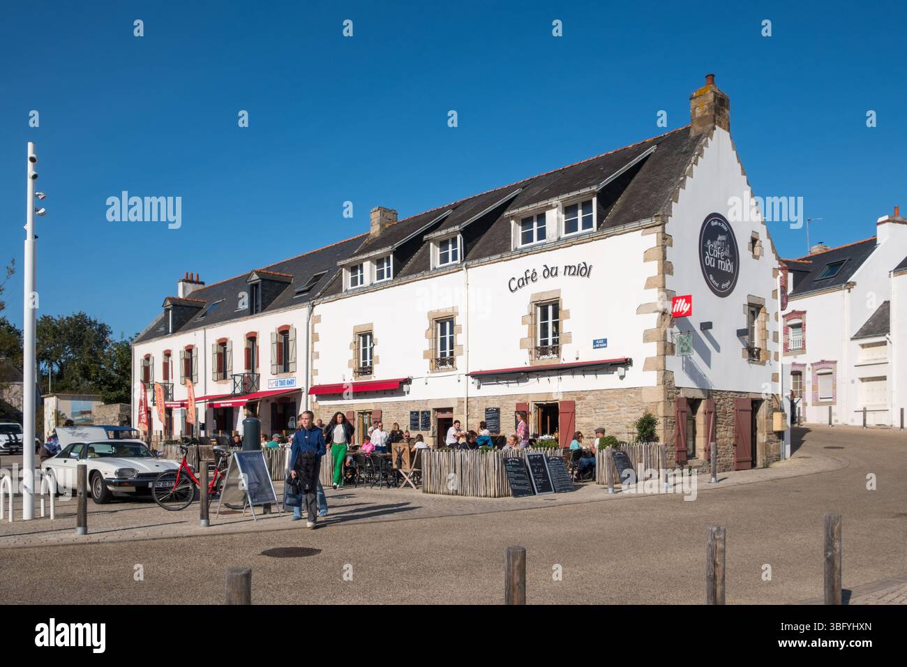 Café du midi au port de Quiberon en Bretagne, Ouest de la France Banque D'Images