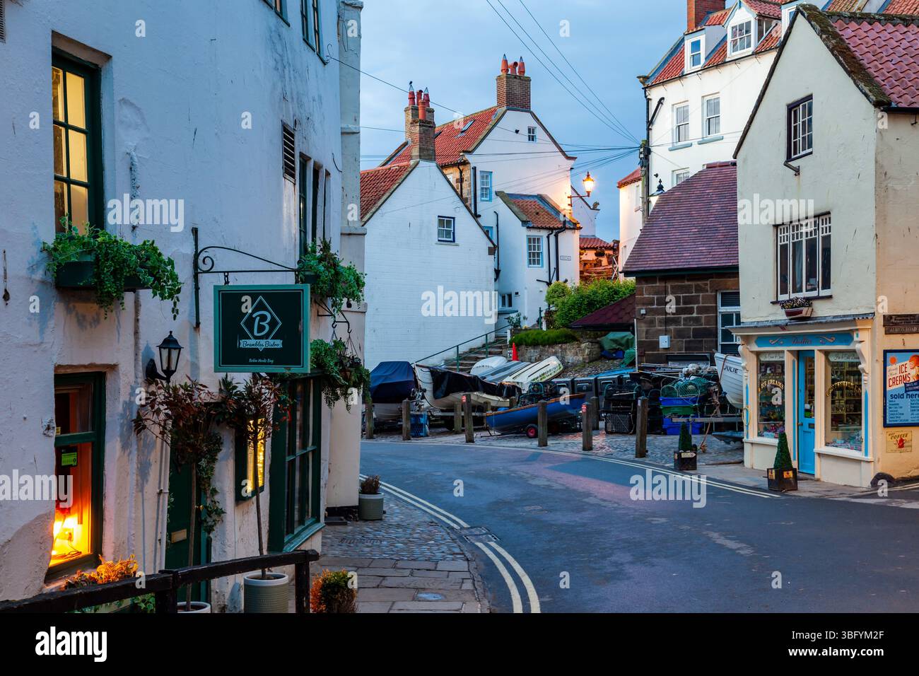 Aube à Robin Hood's Bay, North Yorkshire, Angleterre. Banque D'Images