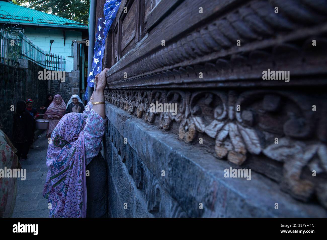Srinagar, Jammu-et-Cachemire, Inde. 3 juin 2025. Une femme musulmane prie au sanctuaire de Khanqah pour commémorer l'urs, ou anniversaire, de saint soufi Mir Syed Ali Hamadani à Srinagar. Syed Ali bin Shahab-ud-DIN Hamadani Abidi (1314''"1384), également connu sous le nom de 'Shah Hamdan' (roi de Hamadan) et Amir-i Kabir (le grand commandant), était un soufi persan et un éminent érudit musulman. Il est venu au Cachemire avec sept cents compagnons dans le but de répandre l'islam. (Crédit image : © Adil Abass/ZUMA Press Wire) USAGE ÉDITORIAL SEULEMENT ! Non destiné à UN USAGE commercial ! Banque D'Images