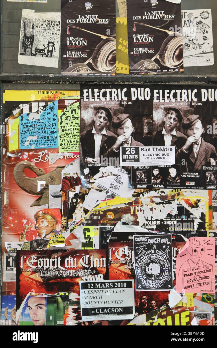 Affiches et Grafittis dans les rues de Lyon France en 2010 Banque D'Images
