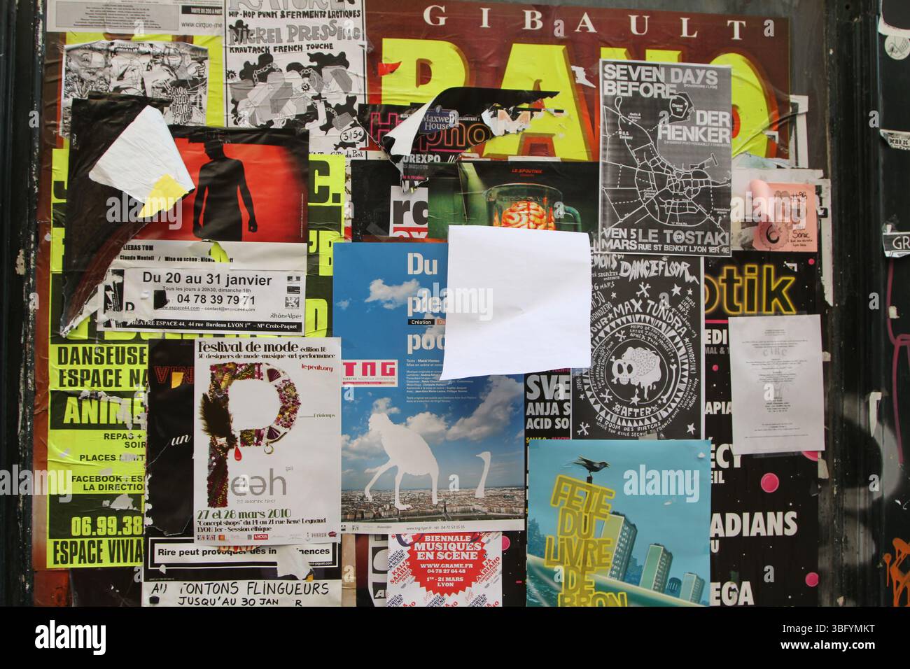 Affiches et Grafittis dans les rues de Lyon France en 2010 Banque D'Images