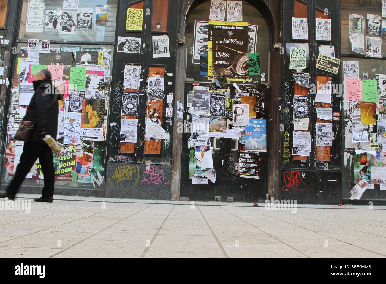Affiches et Grafittis dans les rues de Lyon France en 2010 Banque D'Images