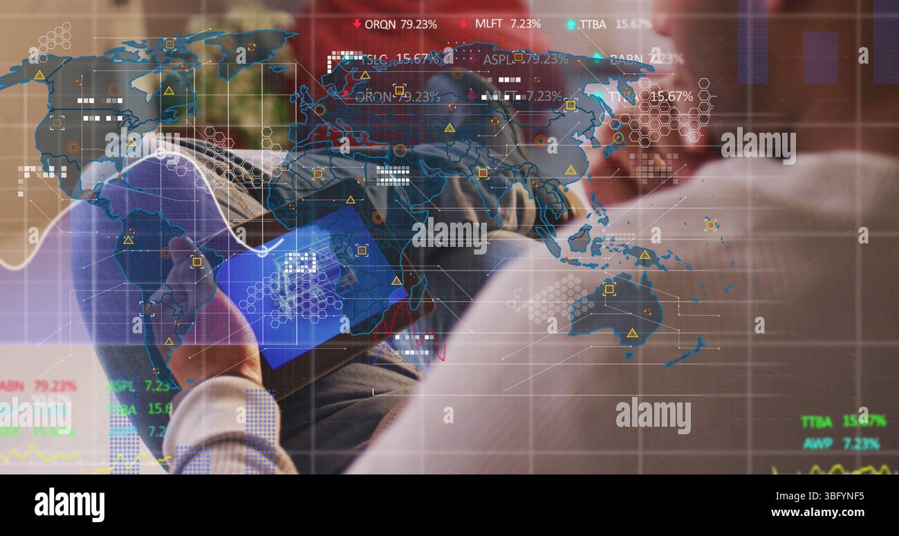 Tablette de maintien, analyste portant une chemise bleu clair, pantalon sombre sur le canapé de salon, avec carte du monde numérique Banque D'Images