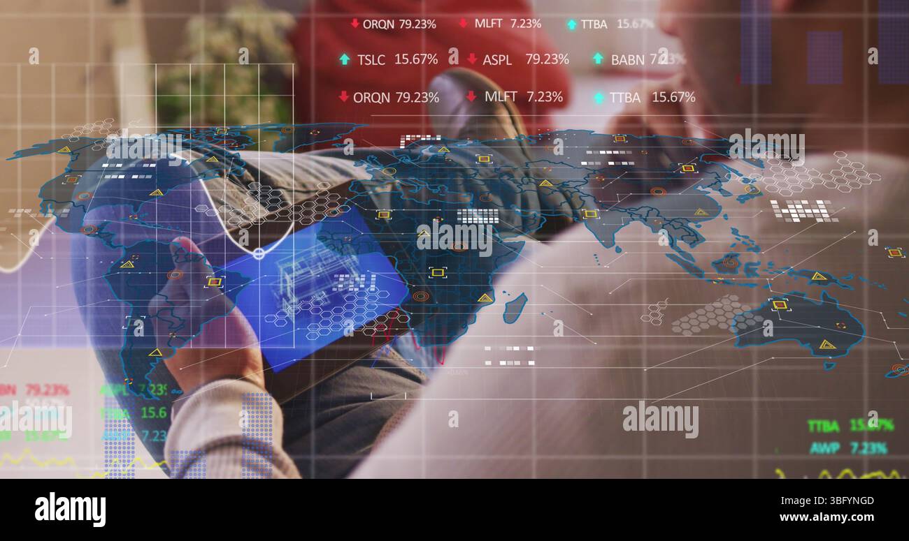 Homme inclinable portant des écouteurs lisant une tablette sur un canapé dans le salon du bureau, avec superposition des données de stock Banque D'Images