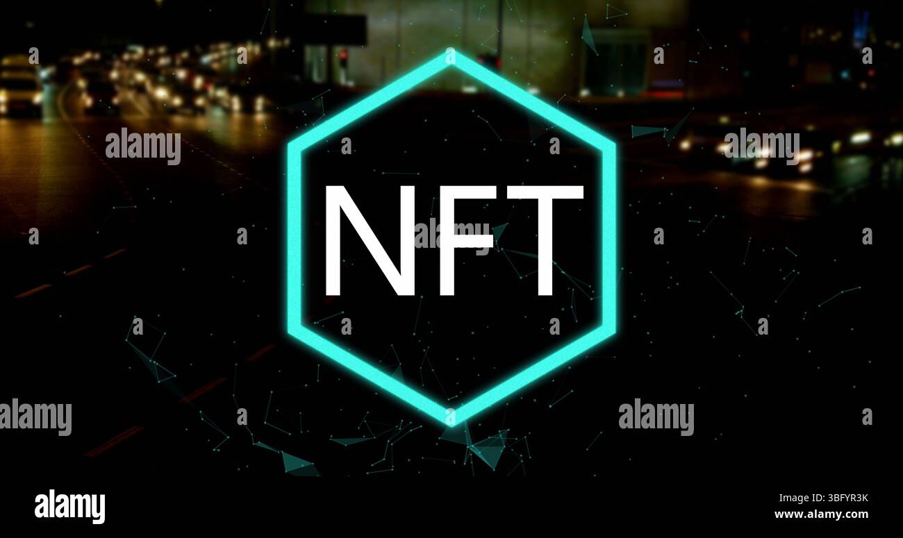 Image du logo nft au-dessus de la circulation rapide dans la rue de la ville la nuit Banque D'Images
