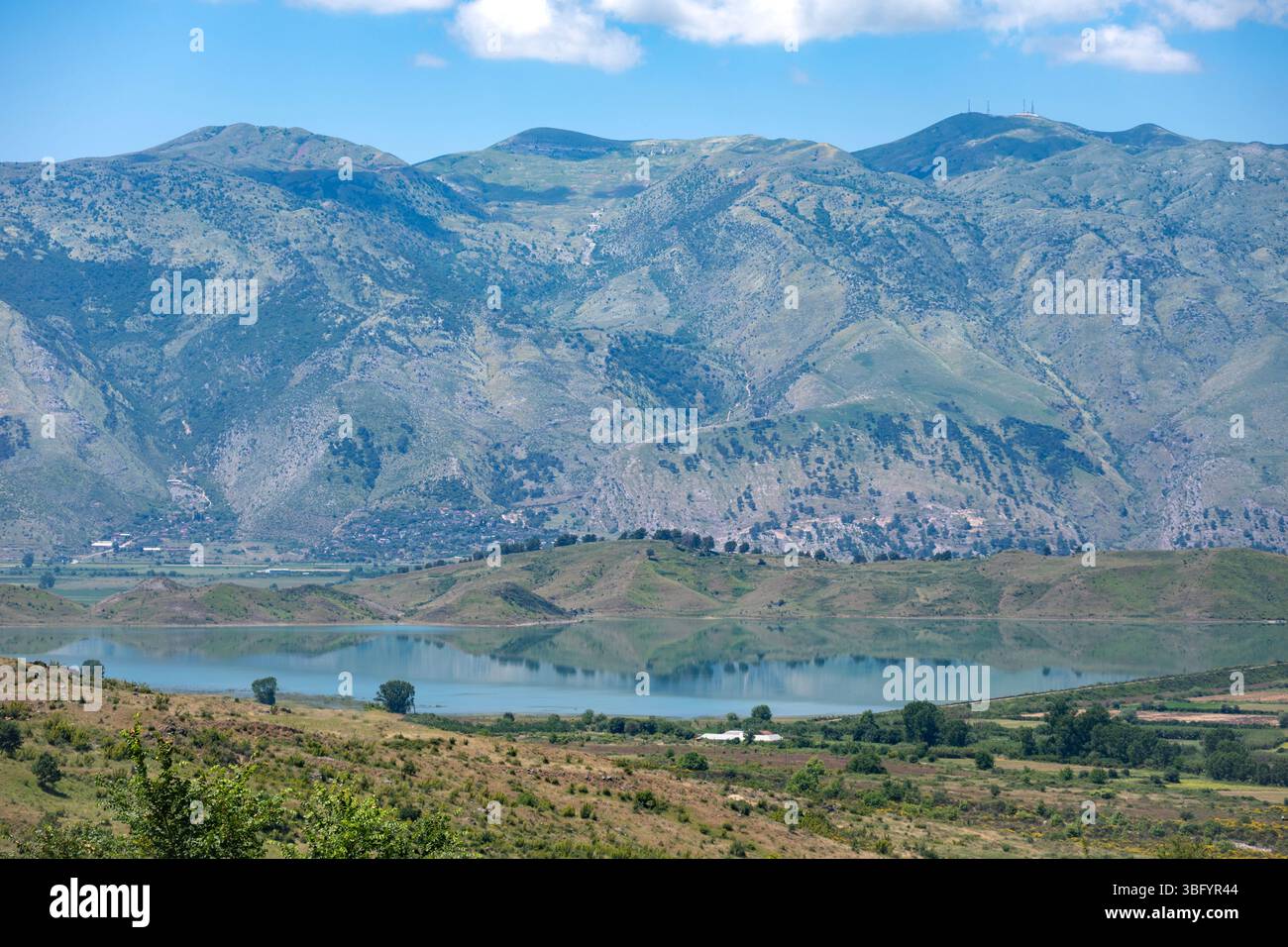 Lac Doftice et montagnes au-dessus de Goranxi, Albanie Banque D'Images