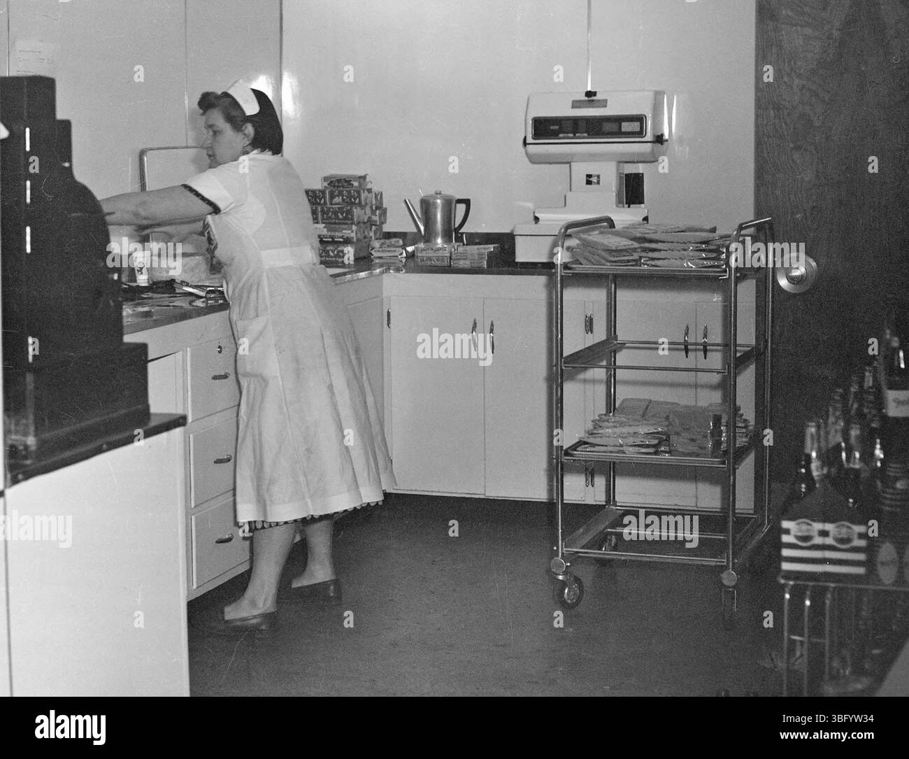 Photographie par A.V. Shirk d'un ouvrier de cafétéria à Worthington High School dans l'Ohio, prise vers 1955. Banque D'Images
