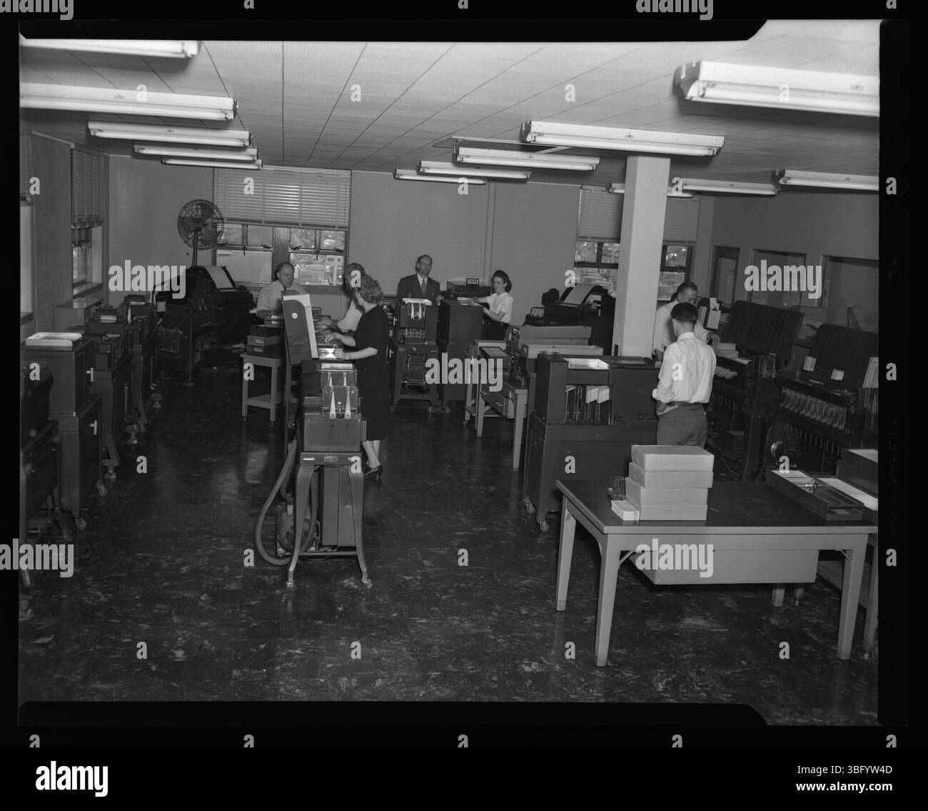 Une photographie de 1947 montrant la salle des machines dans le département de tabulation de Dow Chemical à Midland, Michigan, où des machines telles que des tabulateurs, des trieurs et des interprètes étaient utilisés pour le traitement et l'analyse automatisés des données. Banque D'Images