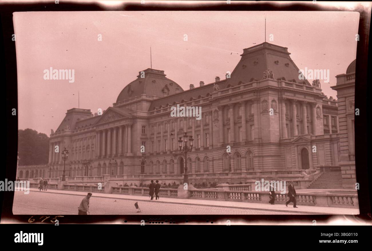 Cette photographie de 1913 montre des piétons passant devant la façade du Palais Royal de Bruxelles. Les Arrases ont capturé la scène lors de leur tournée européenne, documentant les espaces architecturaux et publics dans les villes européennes. Banque D'Images