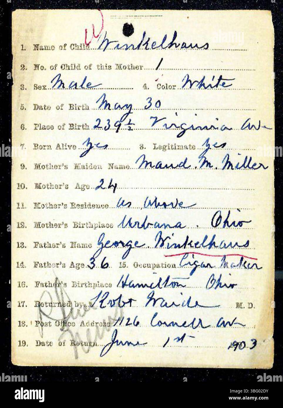 Ce document contient les déclarations de naissance des enfants nés dans le comté de Marion, Indiana, entre 1882 et 1907. Les déclarations de naissance, déposées par les sages-femmes et les médecins auprès du Département de la santé du comté de Marion, ont été utilisées pour délivrer des certificats de naissance. L'inscription n'était pas obligatoire avant 1907, de sorte que tous les enfants ne sont pas répertoriés. Les dossiers sont classés par ordre alphabétique par nom de famille, bien que certains puissent être mal classés en raison d'une écriture manuscrite peu claire. Banque D'Images