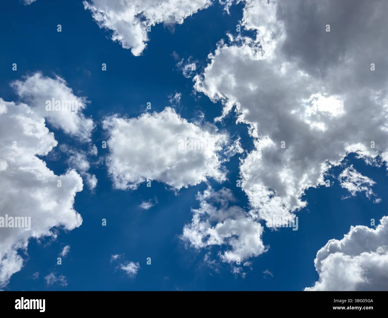 Ciel bleu avec fond de nuages, journée ensoleillée. Paysage nuageux blanc et gris, paysage naturel Banque D'Images
