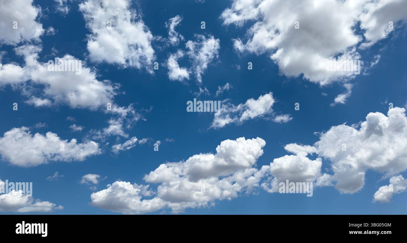Ciel bleu avec fond de nuages, journée ensoleillée. Paysage nuageux blanc pelucheux, paysage de la nature Banque D'Images