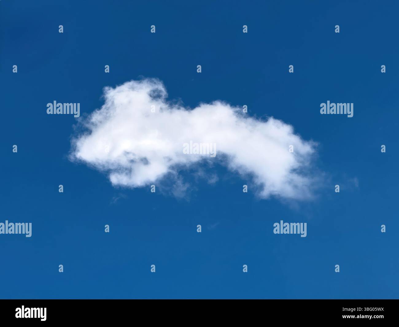 Nuage, un seul blanc et moelleux sur le ciel bleu, jour ensoleillé de printemps. Banque D'Images