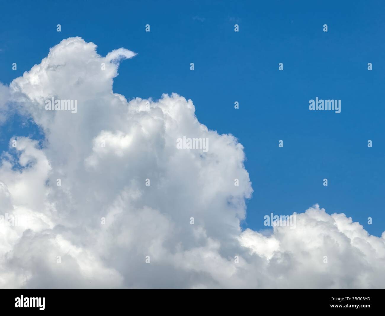 Ciel bleu avec fond de nuages, journée ensoleillée. Paysage nuageux blanc et gris, paysage naturel Banque D'Images