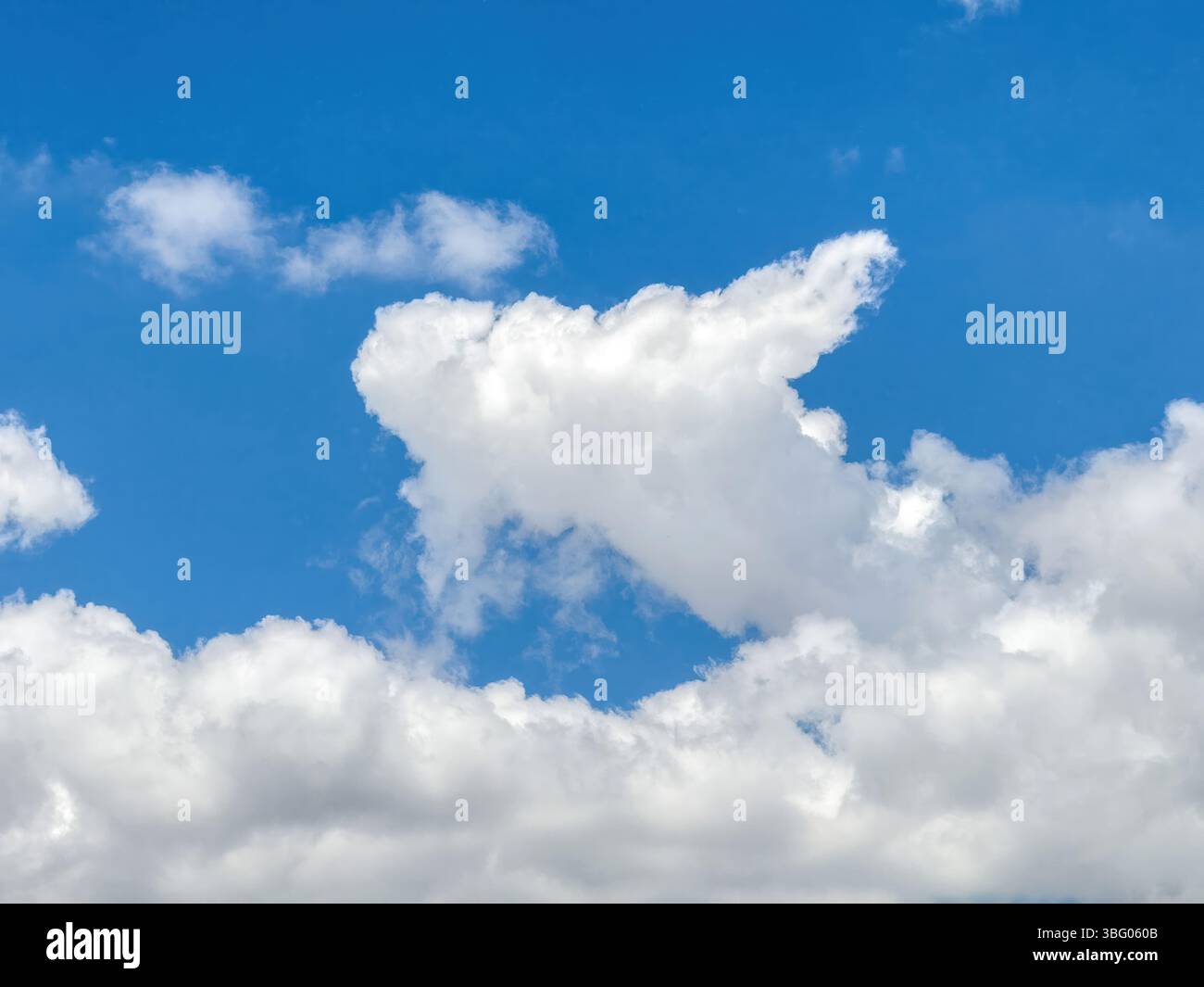 Ciel bleu avec fond de nuages, journée ensoleillée. Paysage nuageux blanc pelucheux, paysage de la nature Banque D'Images