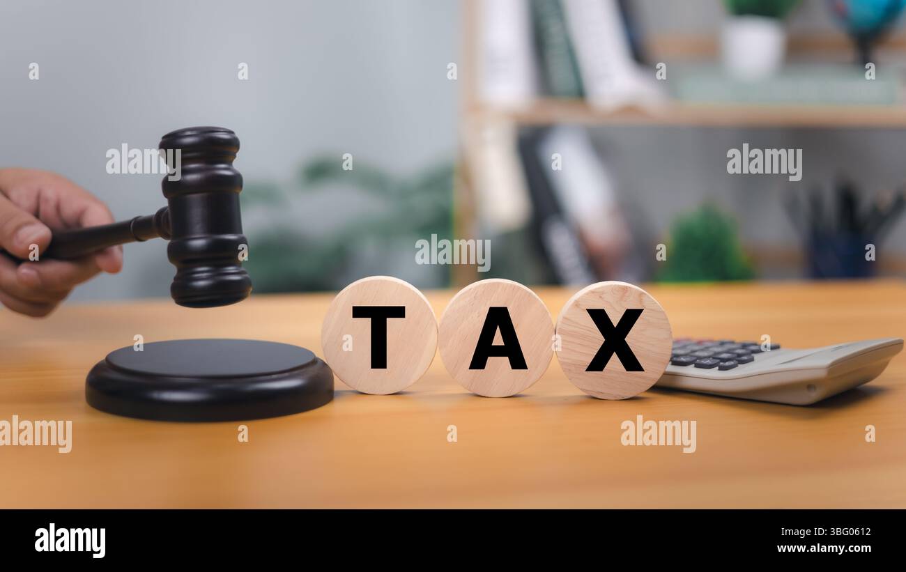 Marteau en bois et le mot TAXE sur les blocs ronds sur un bureau en bois, symbolisant le droit fiscal, le jugement juridique, les décisions financières, avec une calculatrice dans le bac Banque D'Images