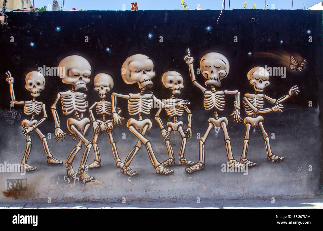 Street Art de squelettes dansants avec poses expressives et scène nocturne étoilée à San Miguel de Allende, GTO, Mexique Banque D'Images
