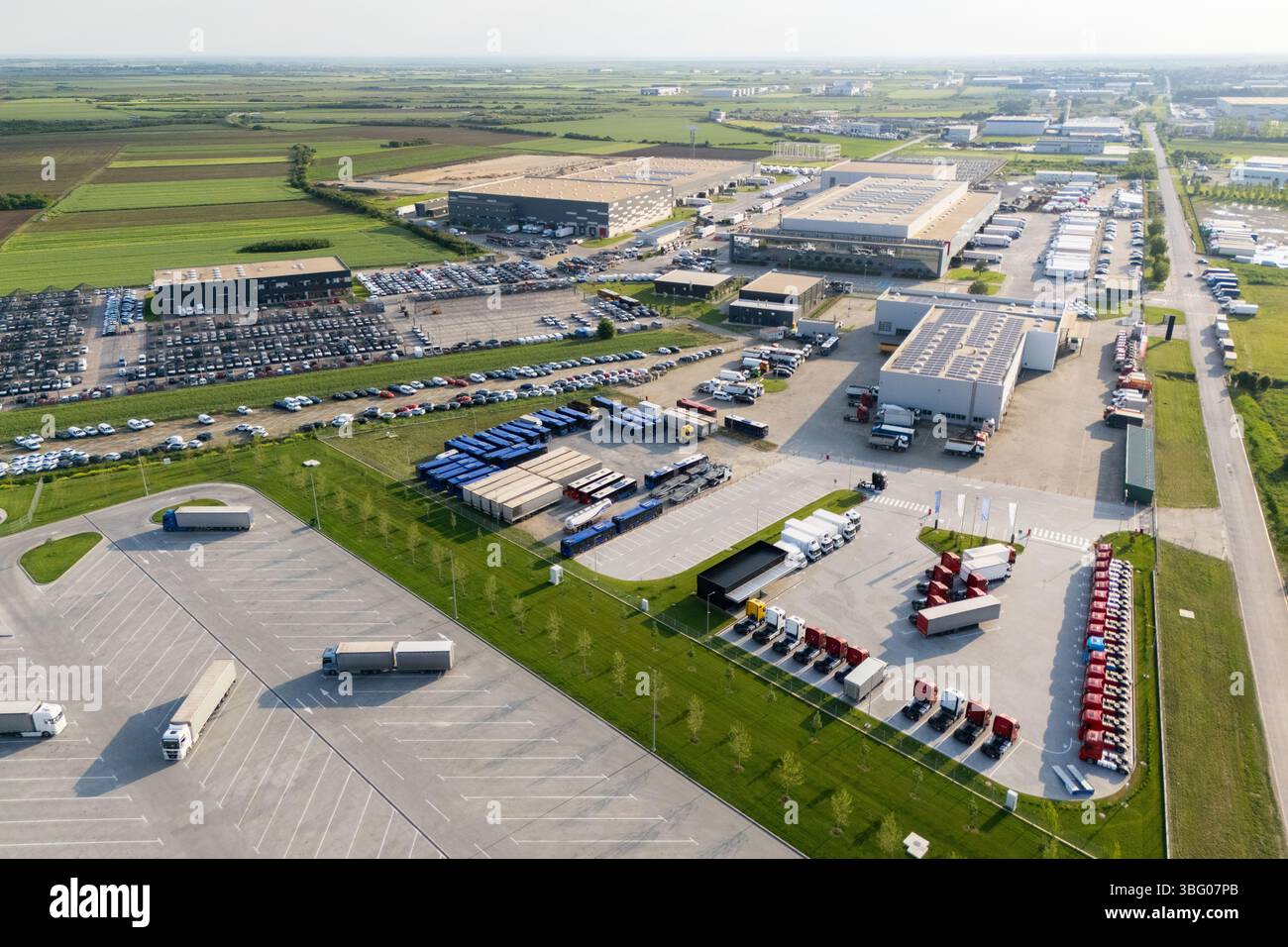 Vue aérienne d'une installation de stockage pour voitures neuves. Banque D'Images