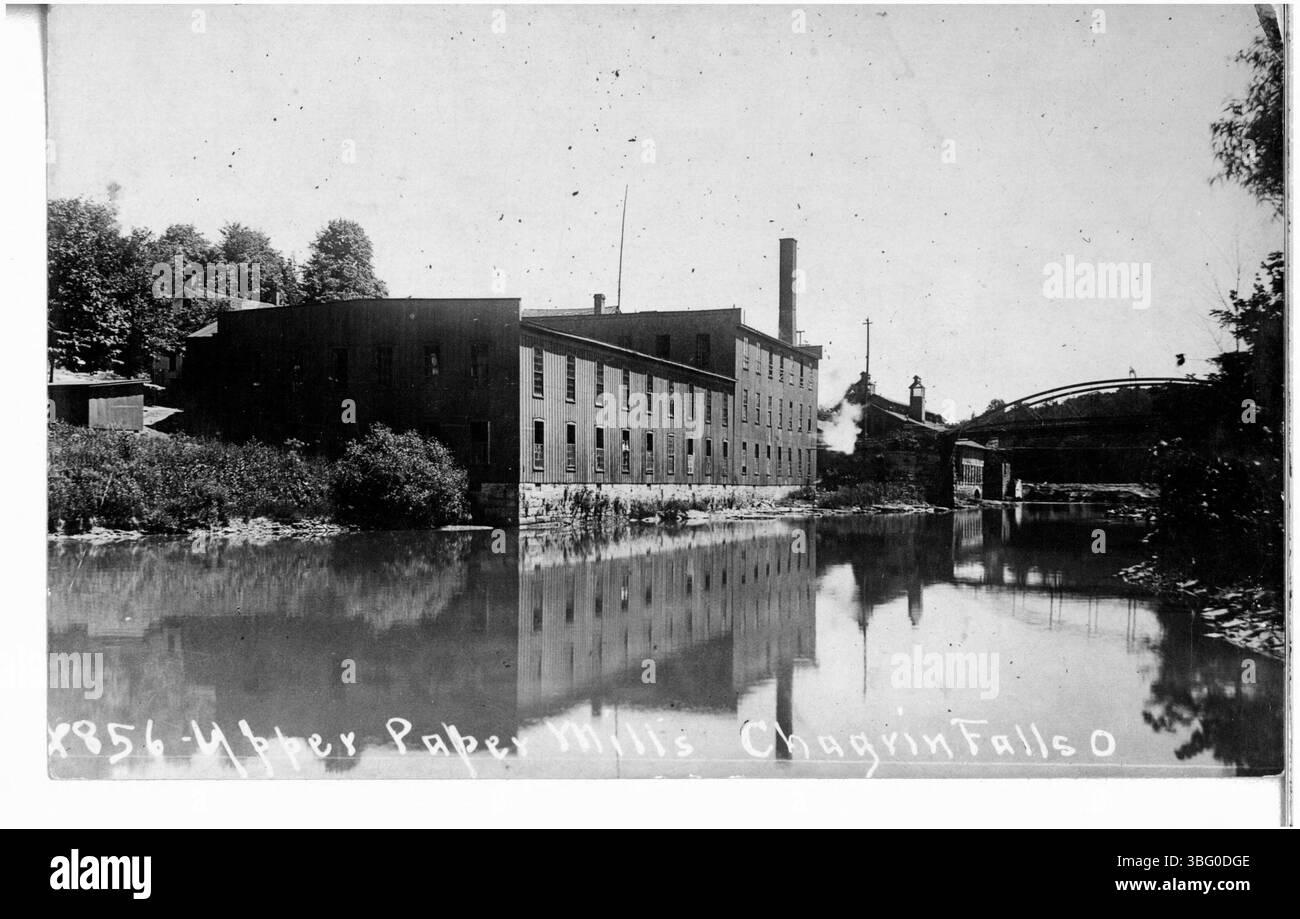 Cette photo de 1906 de l'Upper Paper Mills à chagrin Falls, Ohio montre la rivière avec des usines de papier et un pont, donnant un aperçu du passé industriel de la région et de son rôle dans la fabrication du papier. Banque D'Images