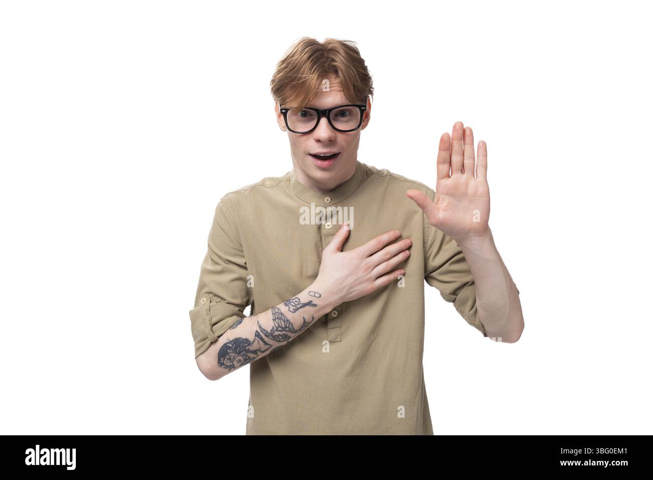 Jeune beau type caucasien avec les cheveux roux dans une chemise brune Banque D'Images