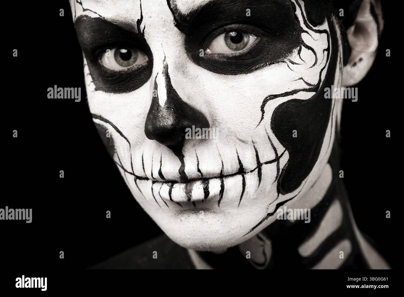 Isolé sur noir, photo en gros plan, belle jeune brune femme caucasienne avec l'art du corps de scull, les yeux gris, sourire léger, regarder la caméra Banque D'Images