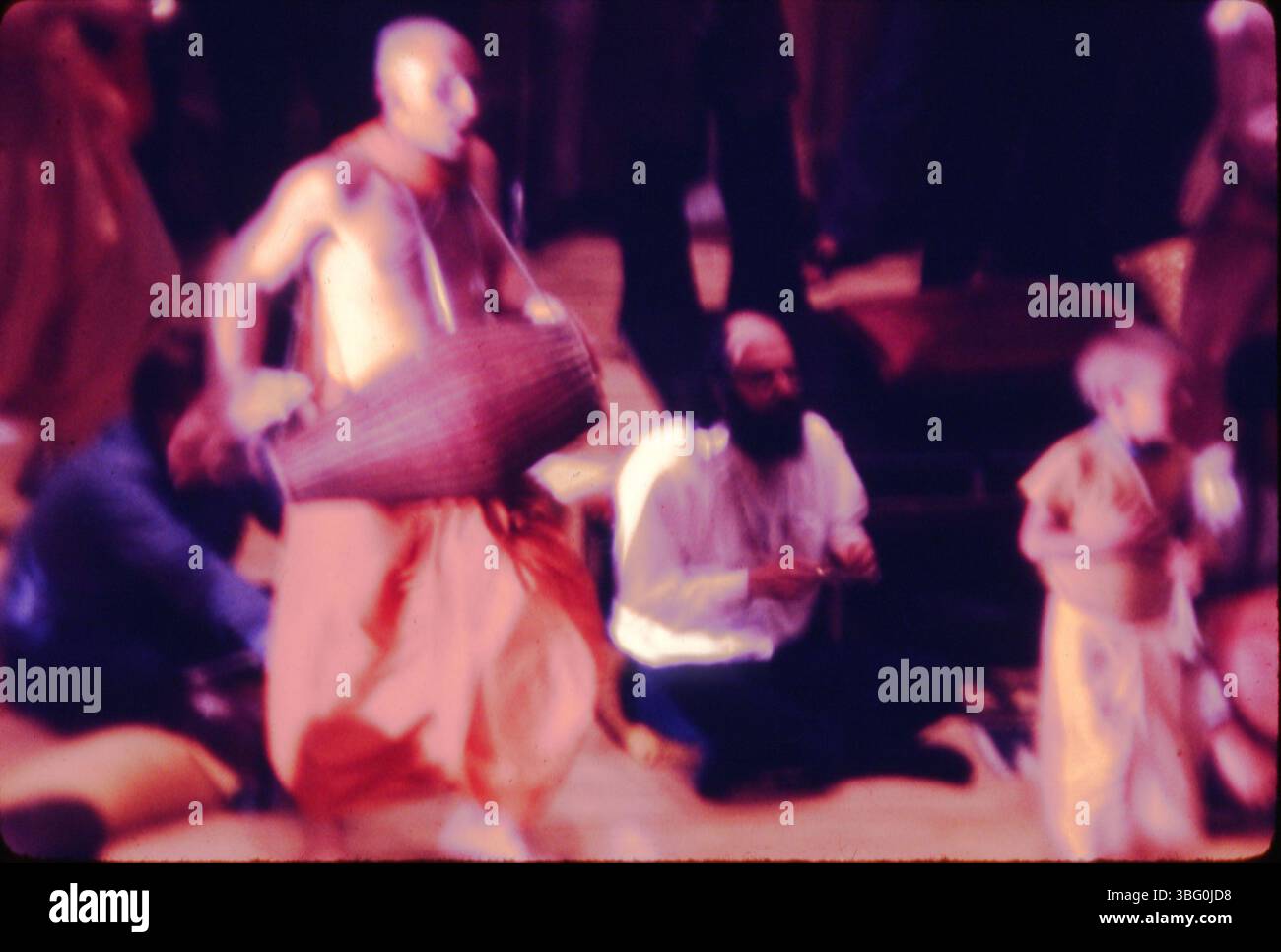 Cette photographie capture la présentation de Swami Bhaktivedanta pour la Société de yoga OSU avec la brève apparition d’Allen Ginsberg à Hitchcock Hall le 12 mai 1969. L’événement a soutenu la communauté locale de Hare Krishna. Banque D'Images