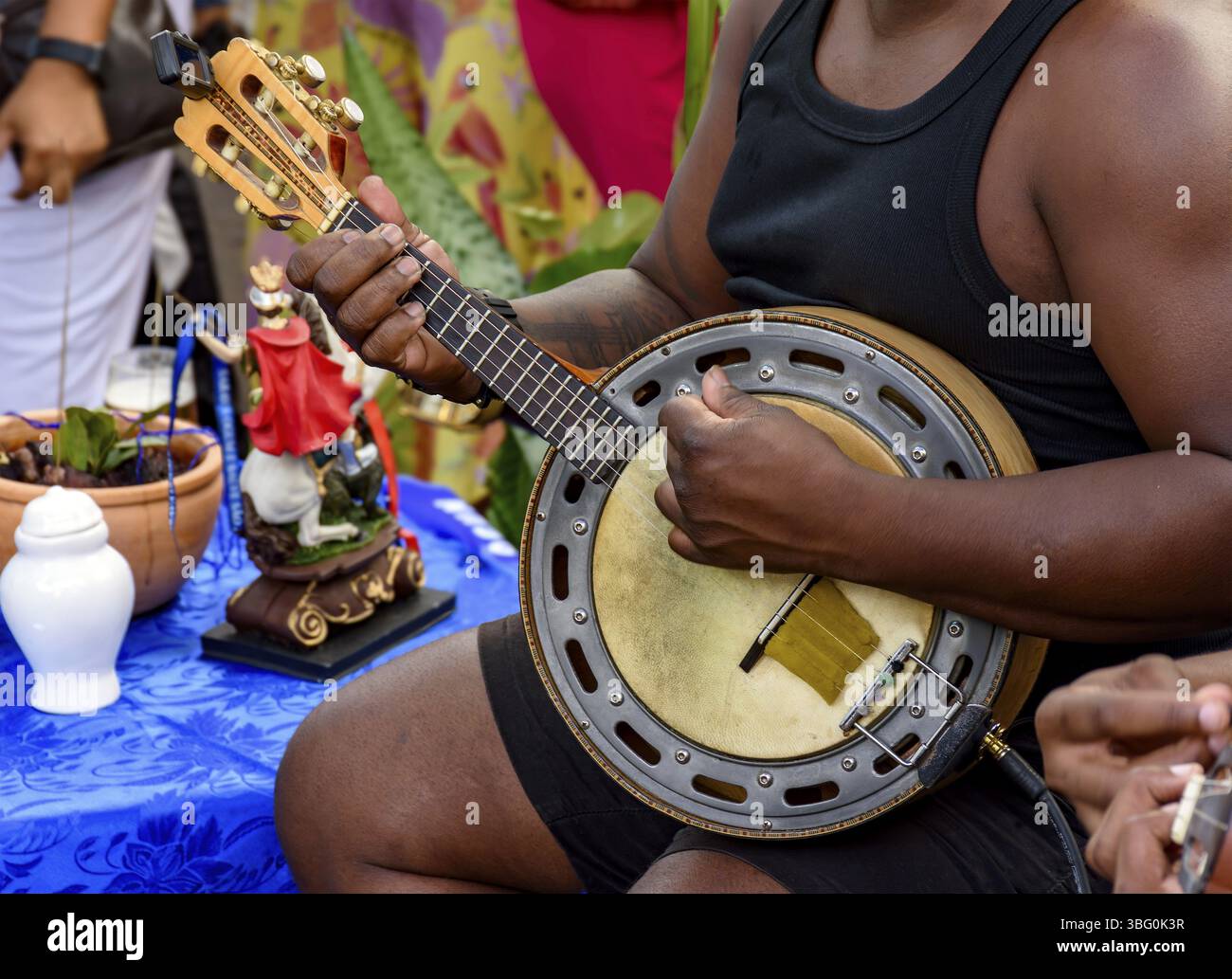 Joueur de banjo jouant de la samba dans les rues du Brésil, Belo Horizonte, Minas Gerais, Brésil, Amérique du Sud Banque D'Images Joueur de banjo jouant de la samba dans les rues du Brésil, Belo Horizonte, Minas Gerais, Brésil, Amérique du Sud Banque D'Images
