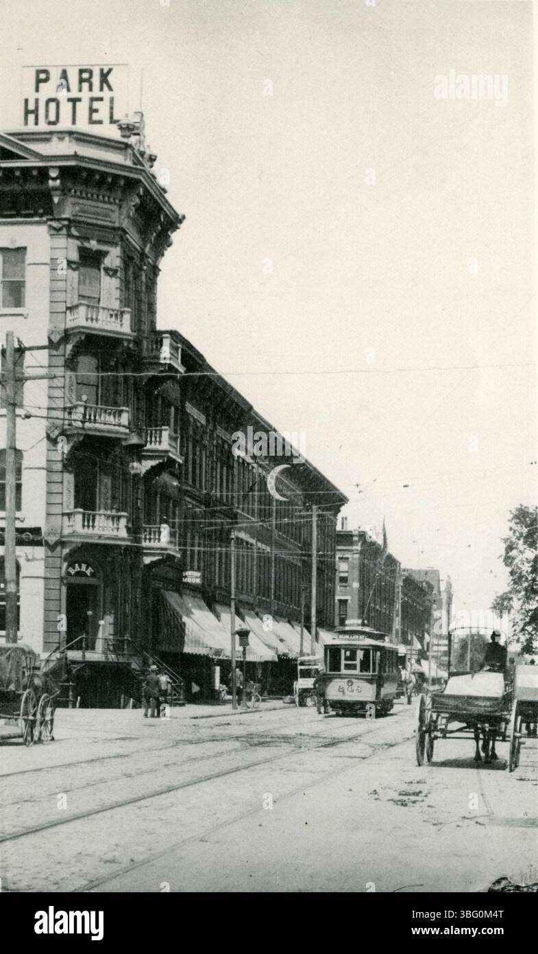 La photographie de 1897 montre une vue vers le nord-ouest de Goodale Street à Columbus, montrant le tramway de Schiller Street passant devant le Park Hotel, situé à l'angle des rues Goodale et North High. Banque D'Images