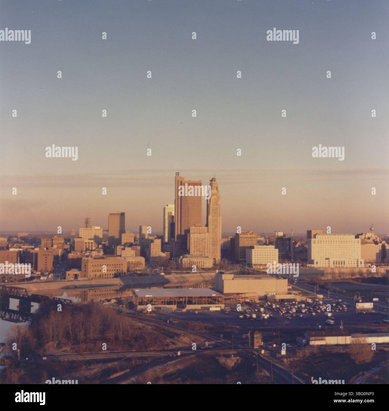 Capturée en 1981, cette image aérienne présente des vues du pénitencier de l'Ohio, du district Arena avant son réaménagement et de la construction en cours de l'ajout du monument commémoratif des anciens combattants. Banque D'Images