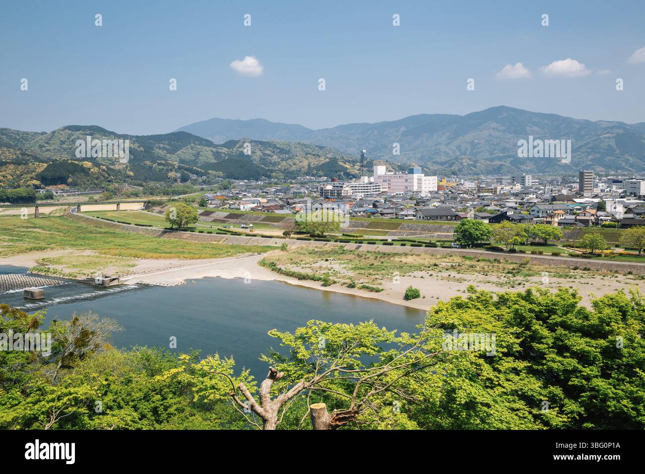 Vue du village d'Ozu et de la rivière Hijikawa à Ehime, Shikoku, Japon, Asie Banque D'Images