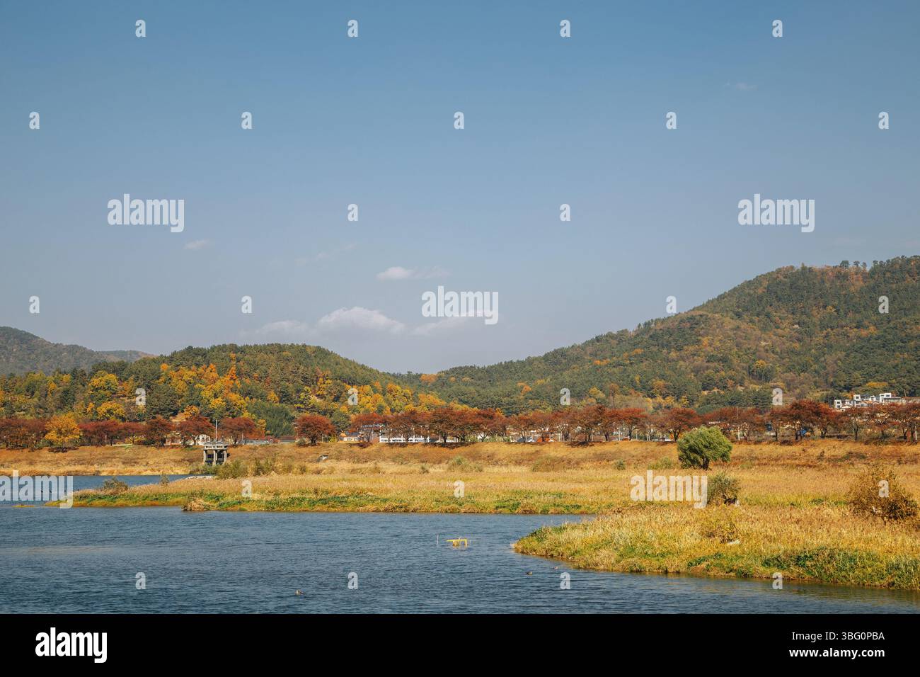 Rivière et montagne de Miryang à l'automne à Miryang, en Corée Banque D'Images