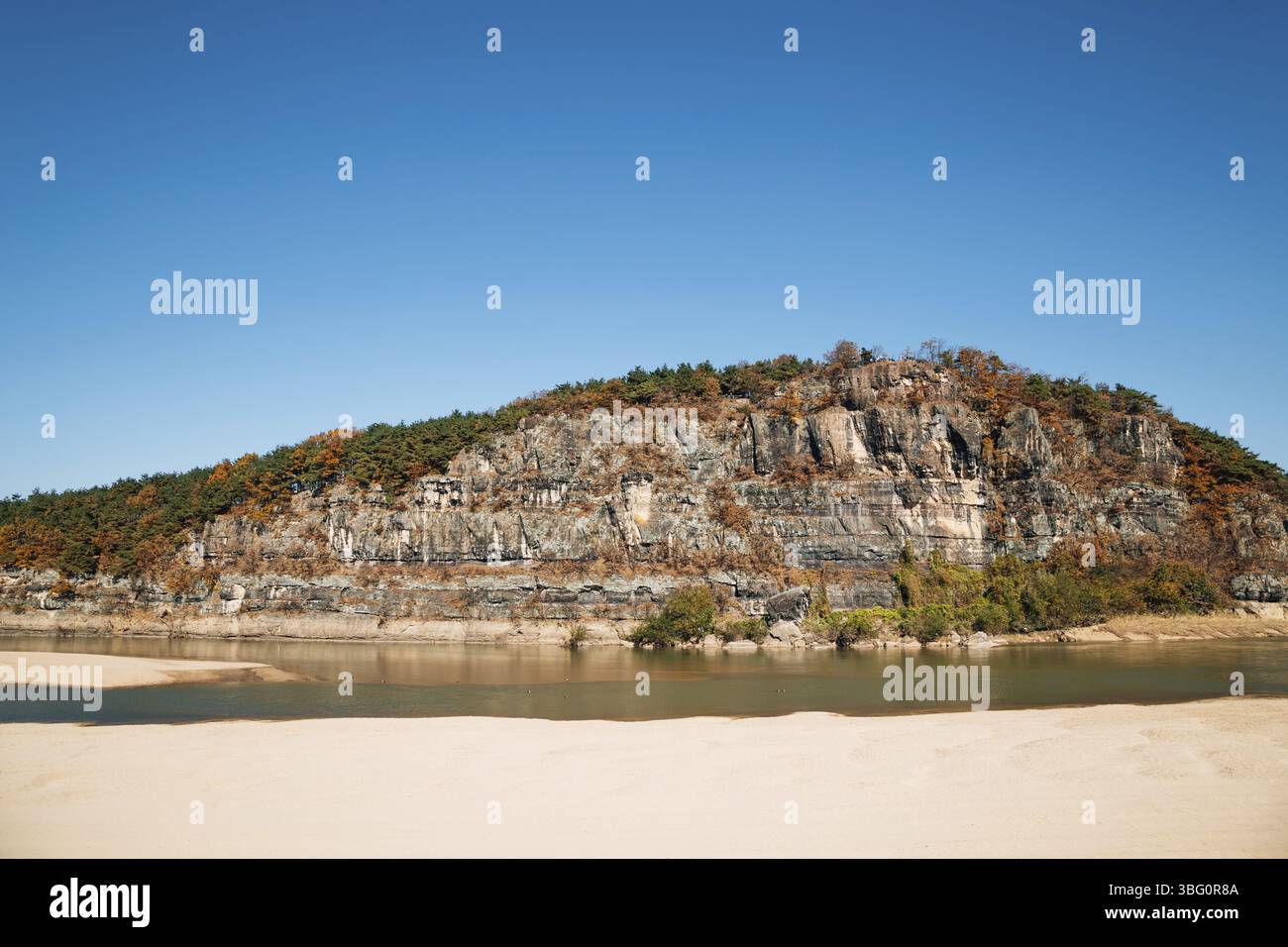 Falaise de Buyongdae et rivière Nakdong au village d'Andong Hahoe à Andong, en Corée Banque D'Images
