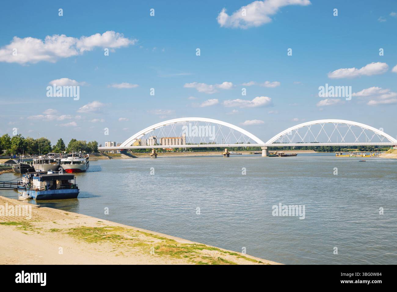 Pont Zezelj sur le Danube à Novi Sad, Serbie, Europe Banque D'Images